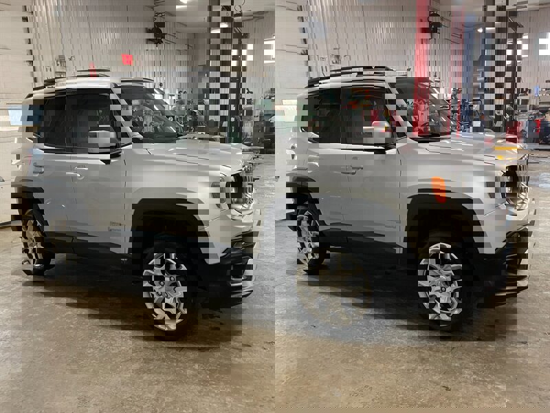 Used 2017 Jeep Renegade Latitude image 5