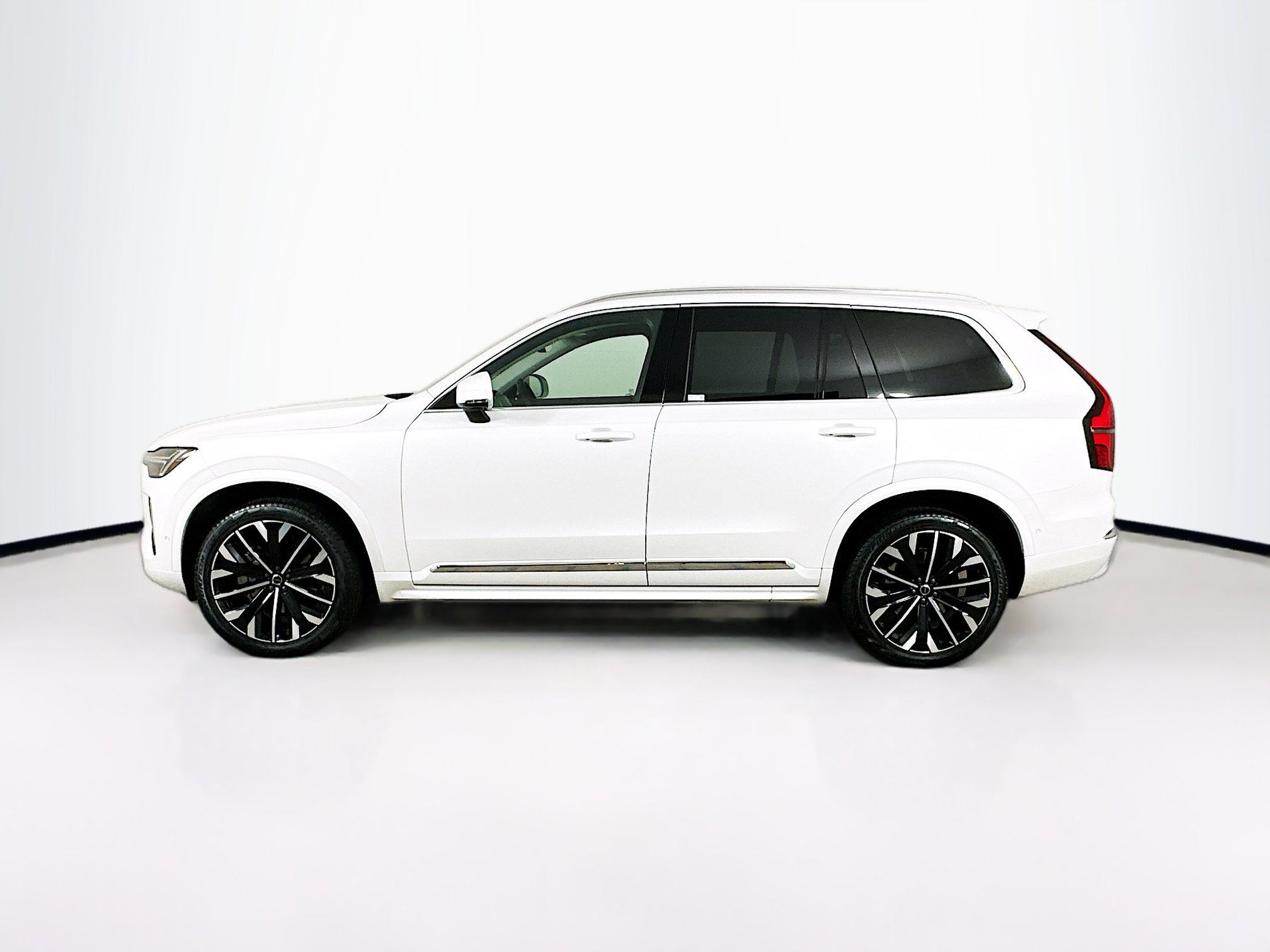 Used 2025 Volvo XC90 B5 Plus image 4