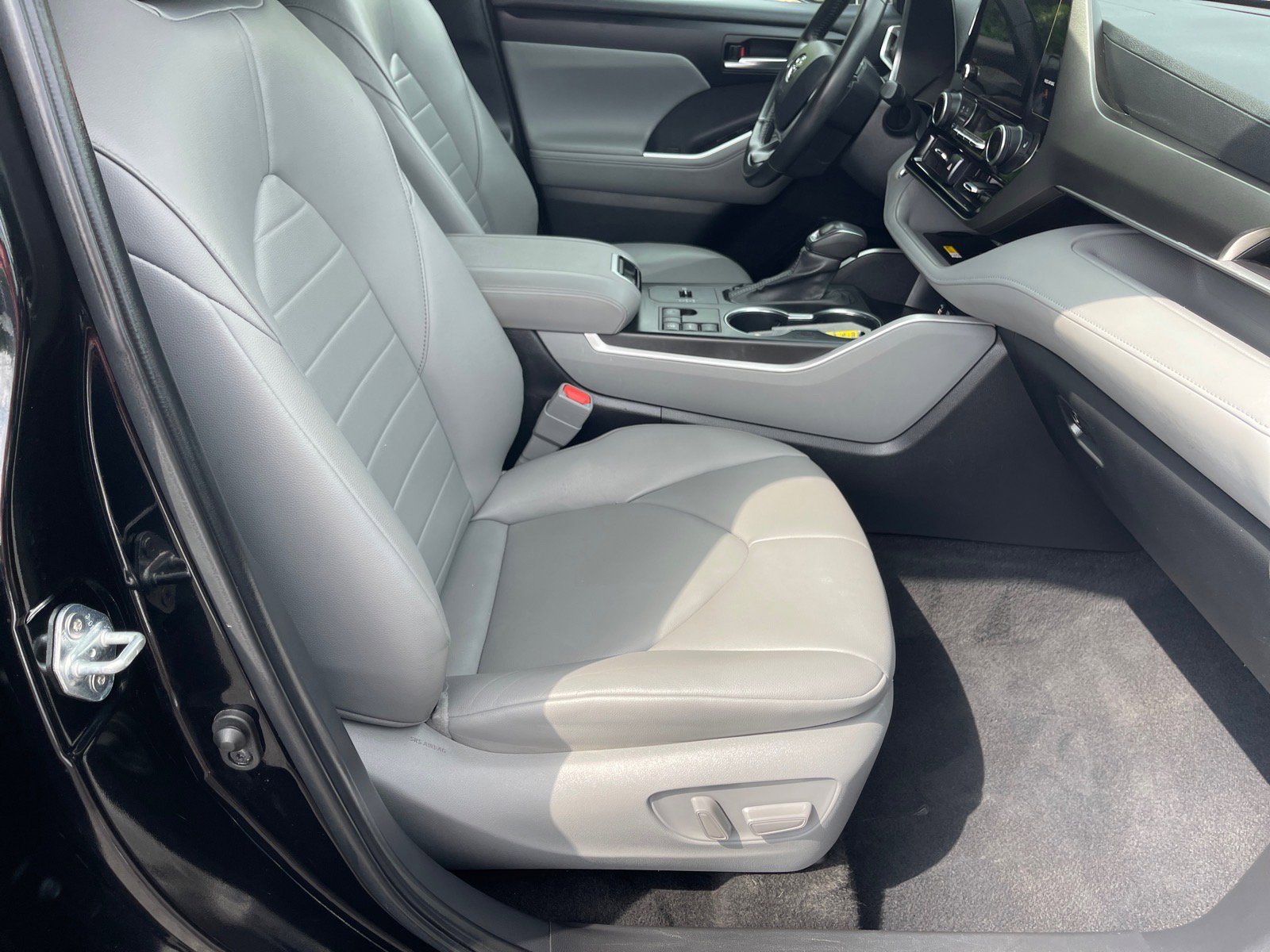 Used 2024 Toyota Highlander XLE FWD image 19