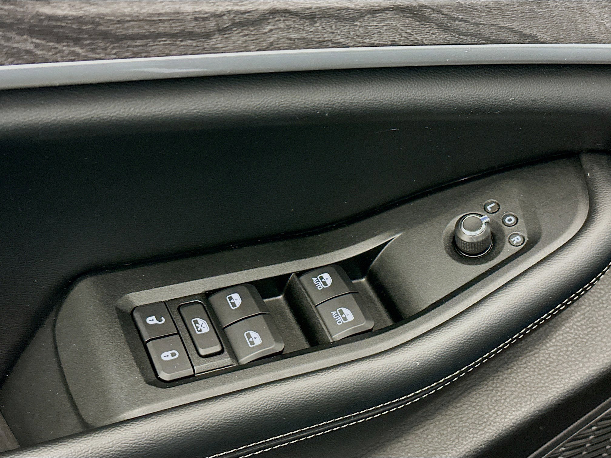 Used 2024 Jeep Grand Cherokee L Limited w/ Luxury Tech Group II image 15