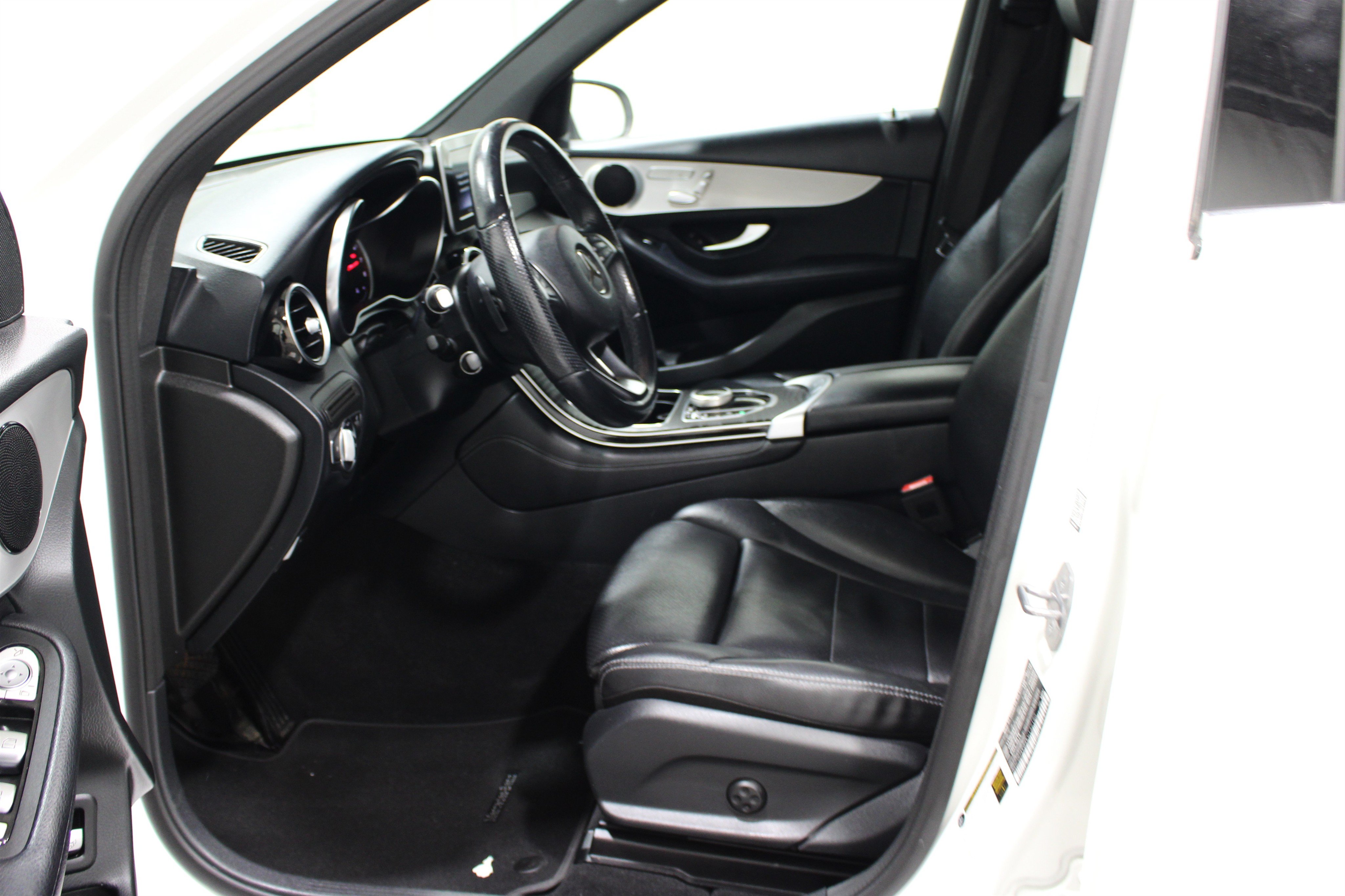 Used 2019 Mercedes-Benz GLC 300 4MATIC image 3