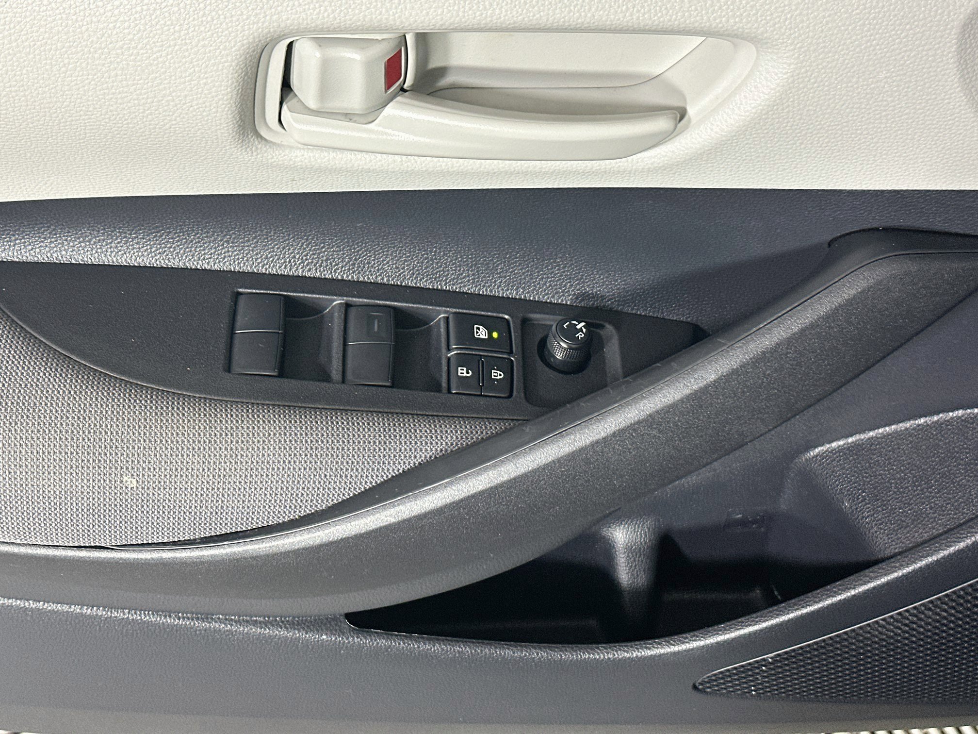 Used 2025 Toyota Corolla LE FWD image 14