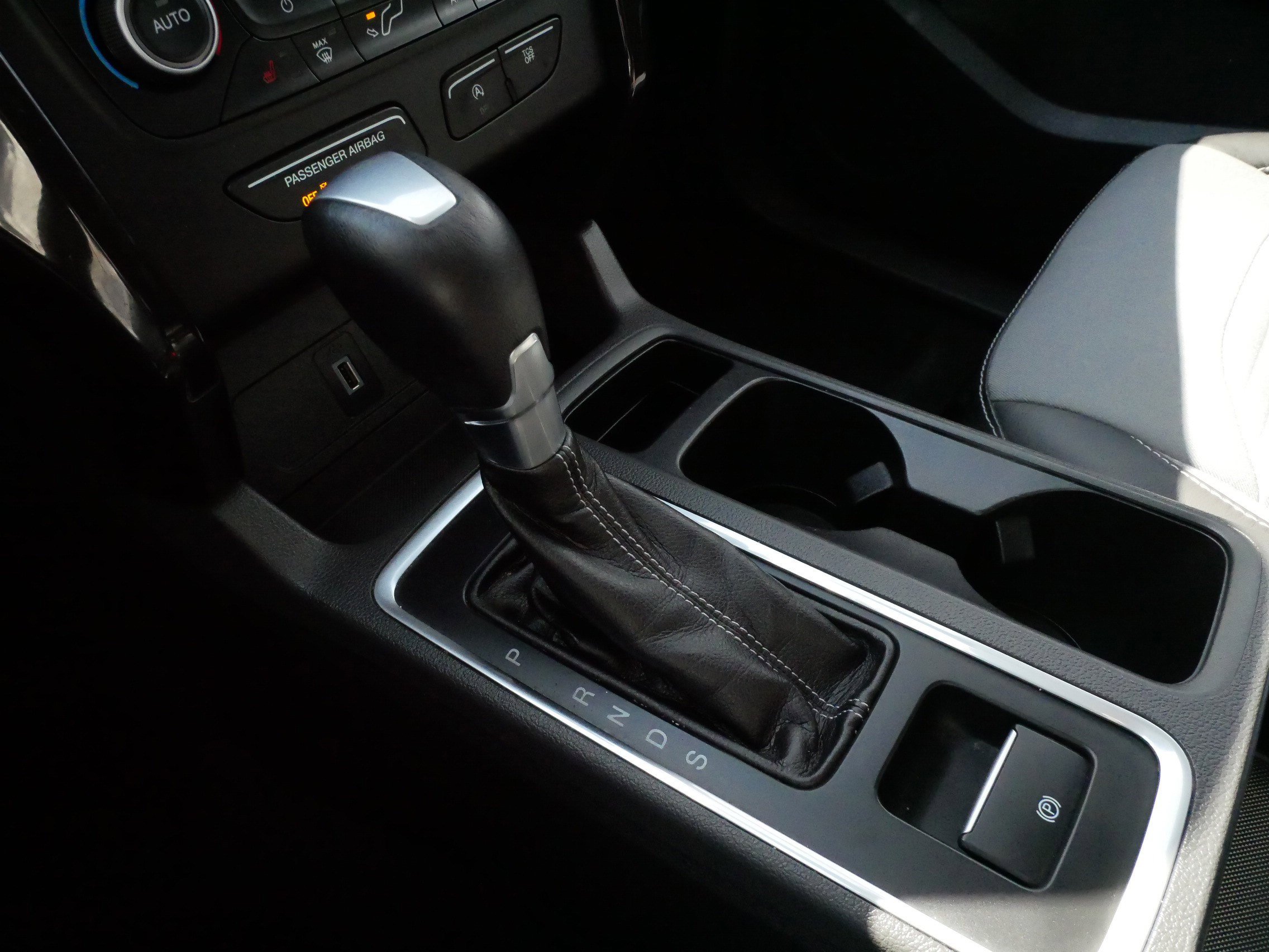 Used 2018 Ford Escape SE w/ SE Sport Appearance Package image 24