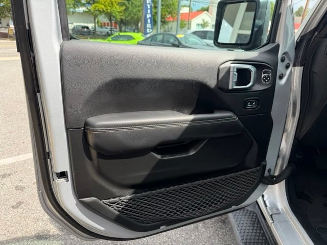 Used 2023 Jeep Wrangler Unlimited Sahara w/ Cold Weather Group AWD/4WD image 8