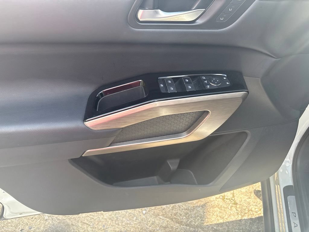 Used 2024 Nissan Pathfinder Platinum AWD/4WD image 12
