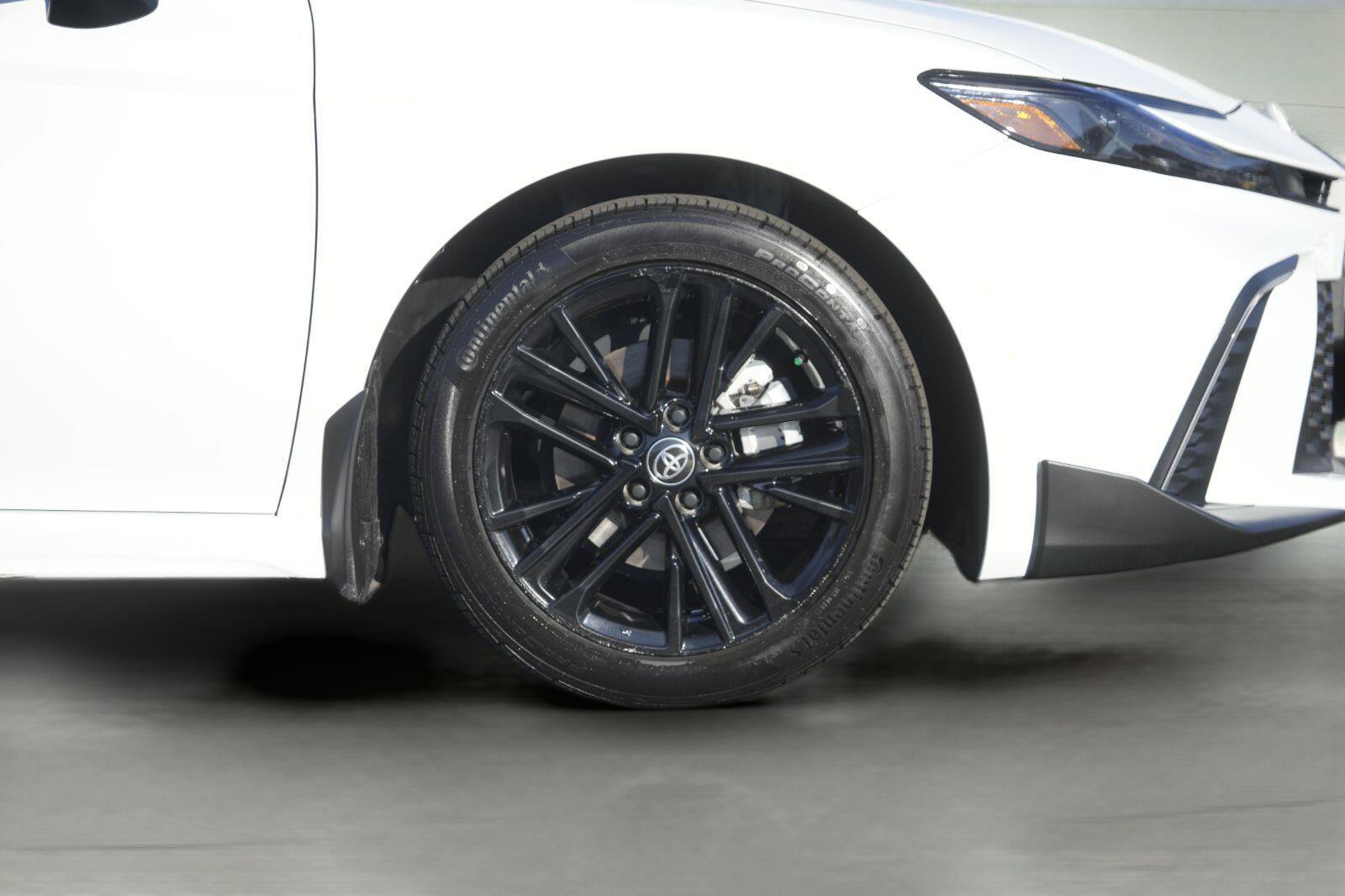 Used 2025 Toyota Camry SE w/ Convenience Package FWD image 4