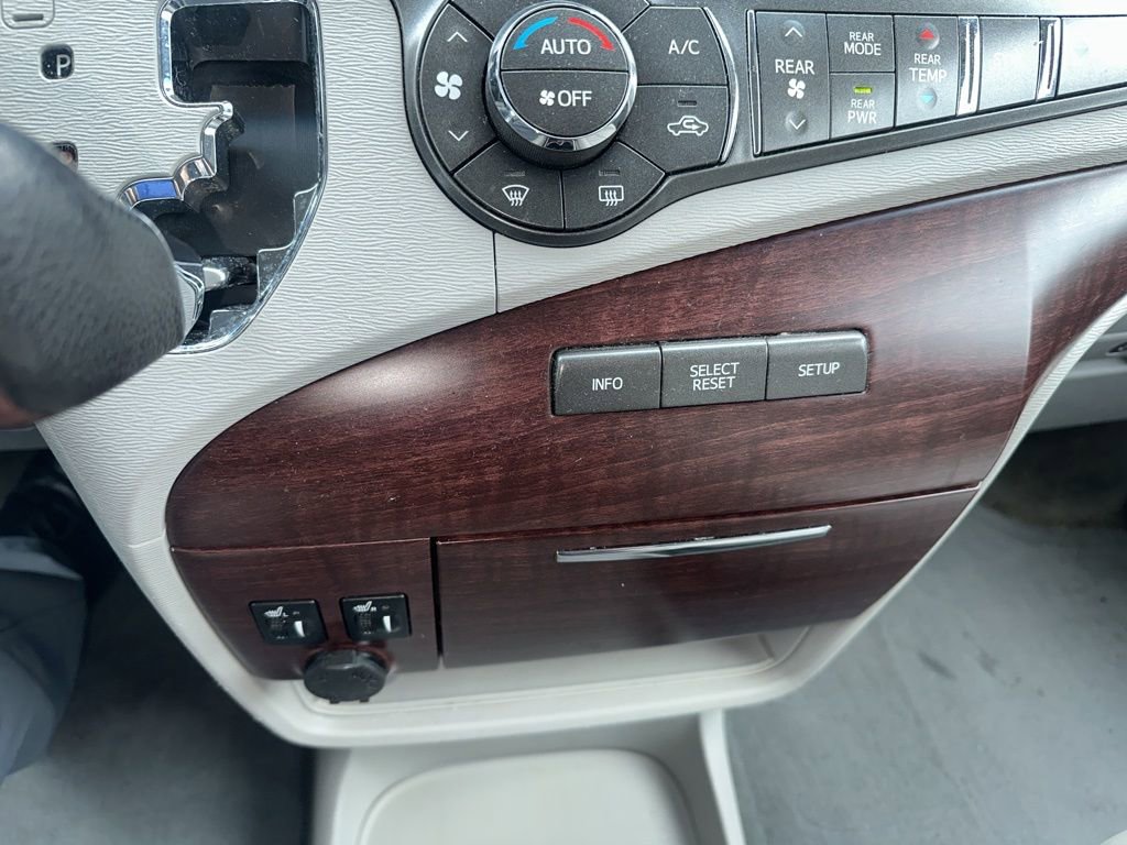 Used 2013 Toyota Sienna XLE image 36