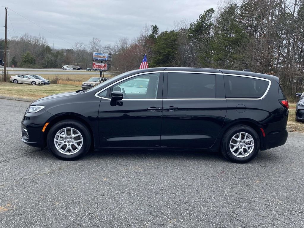 Used 2024 Chrysler Pacifica Touring-L image 2