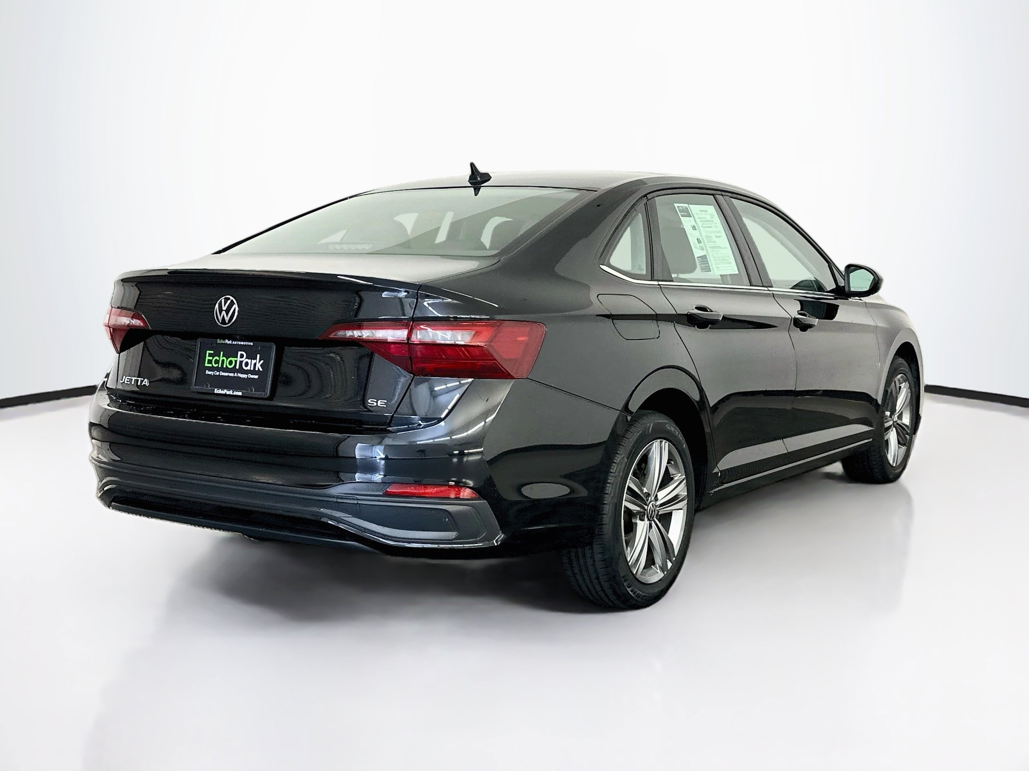 Used 2024 Volkswagen Jetta SE FWD image 9