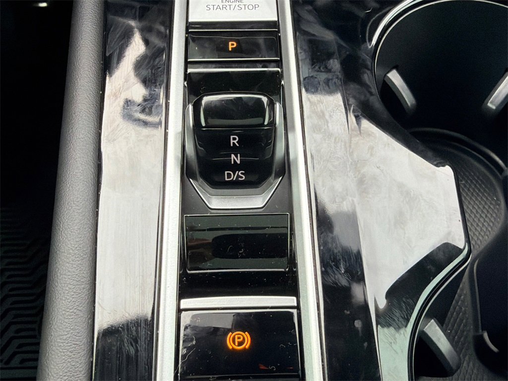 Used 2024 Volkswagen Atlas SEL Premium R-Line image 32