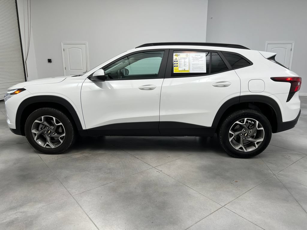 Used 2025 Chevrolet Trax LT FWD image 5