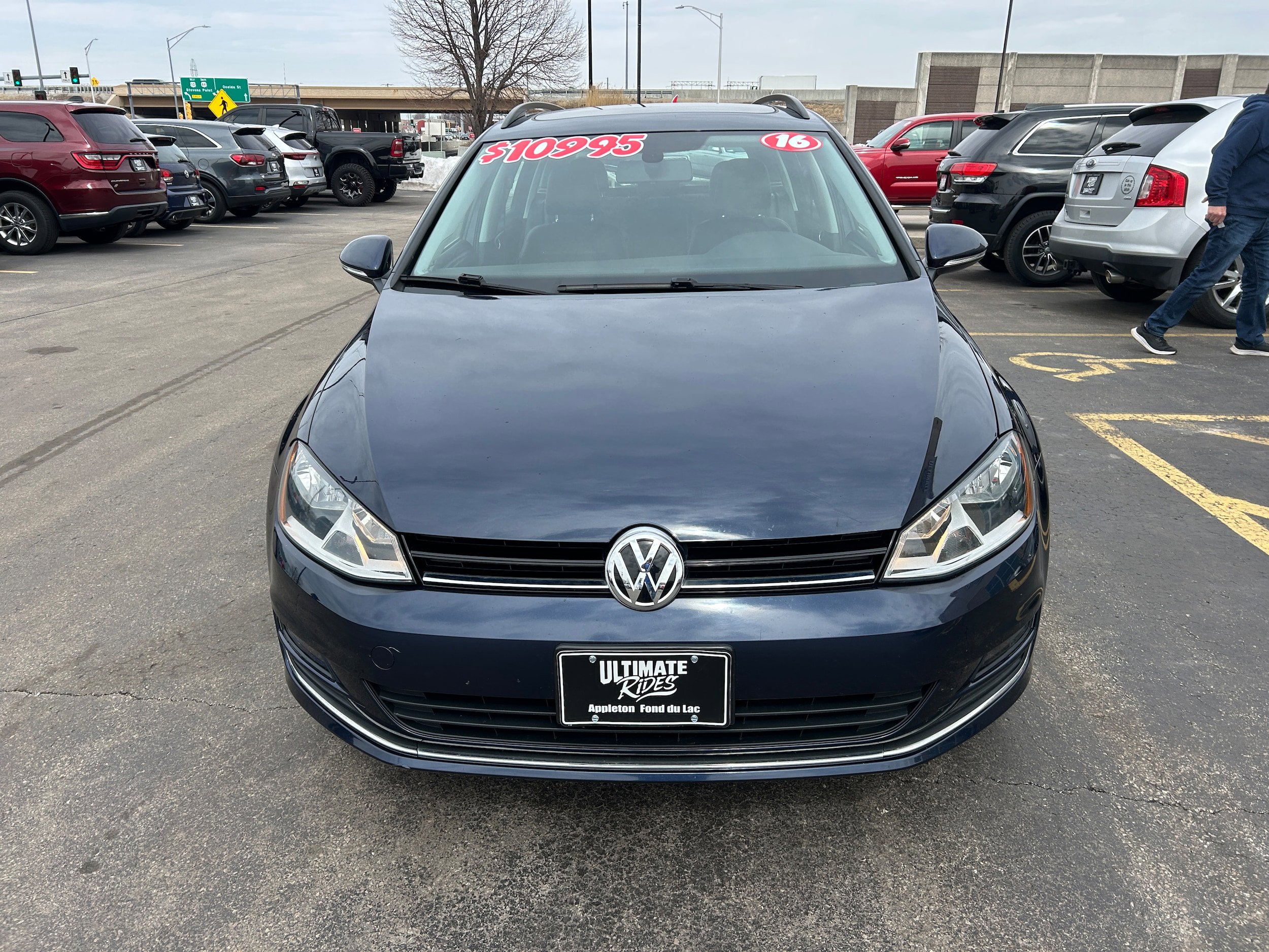 Used 2016 Volkswagen Golf SE FWD image 2