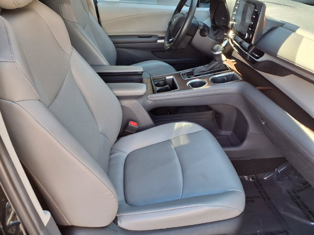 Certified 2024 Toyota Sienna XLE FWD image 37