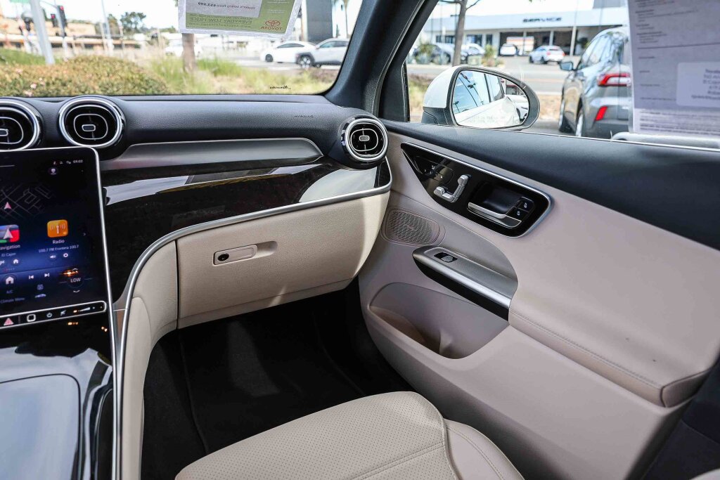 Used 2025 Mercedes-Benz GLC 350e 4MATIC image 6