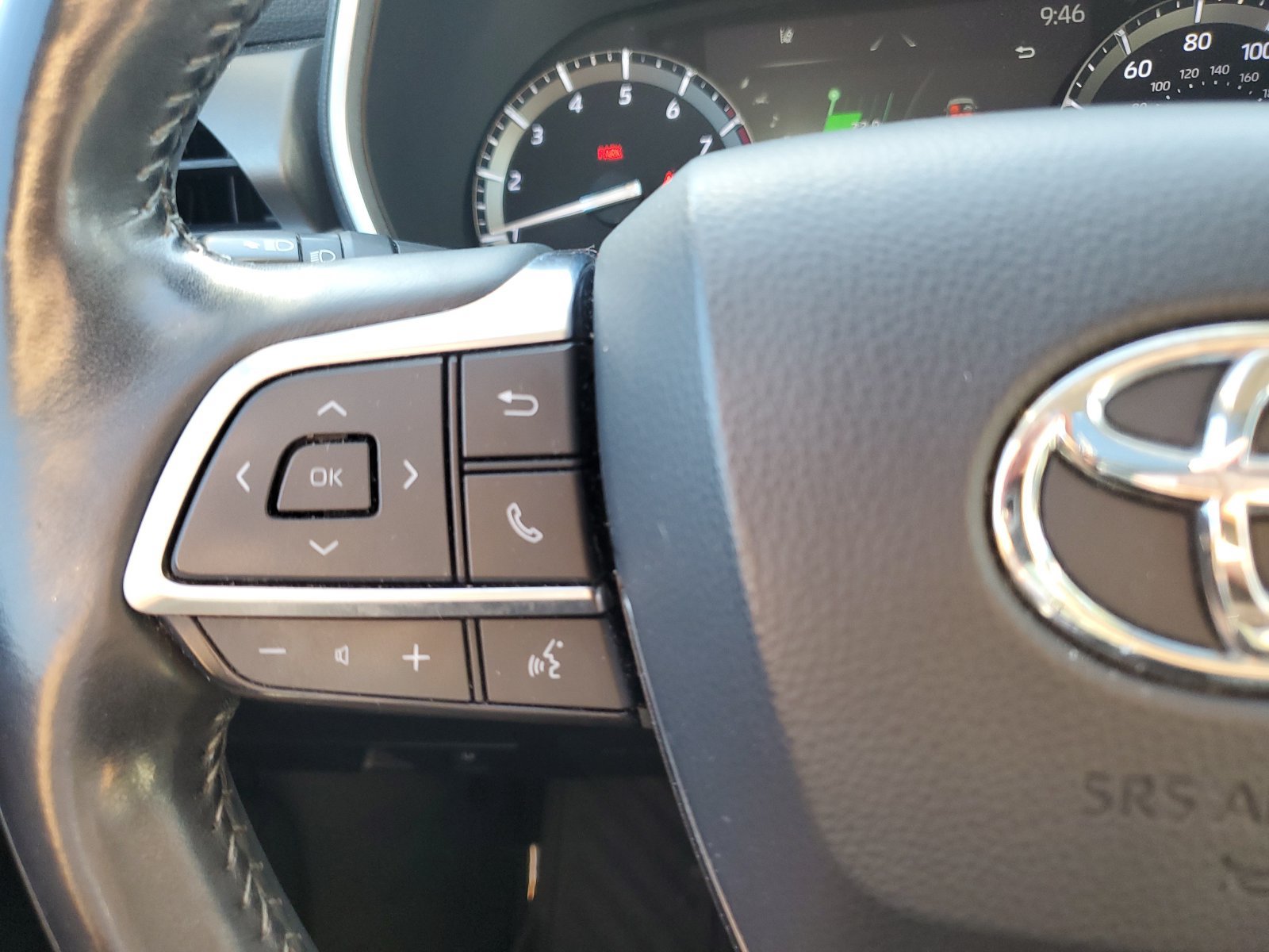 Used 2020 Toyota Highlander XLE AWD/4WD image 23