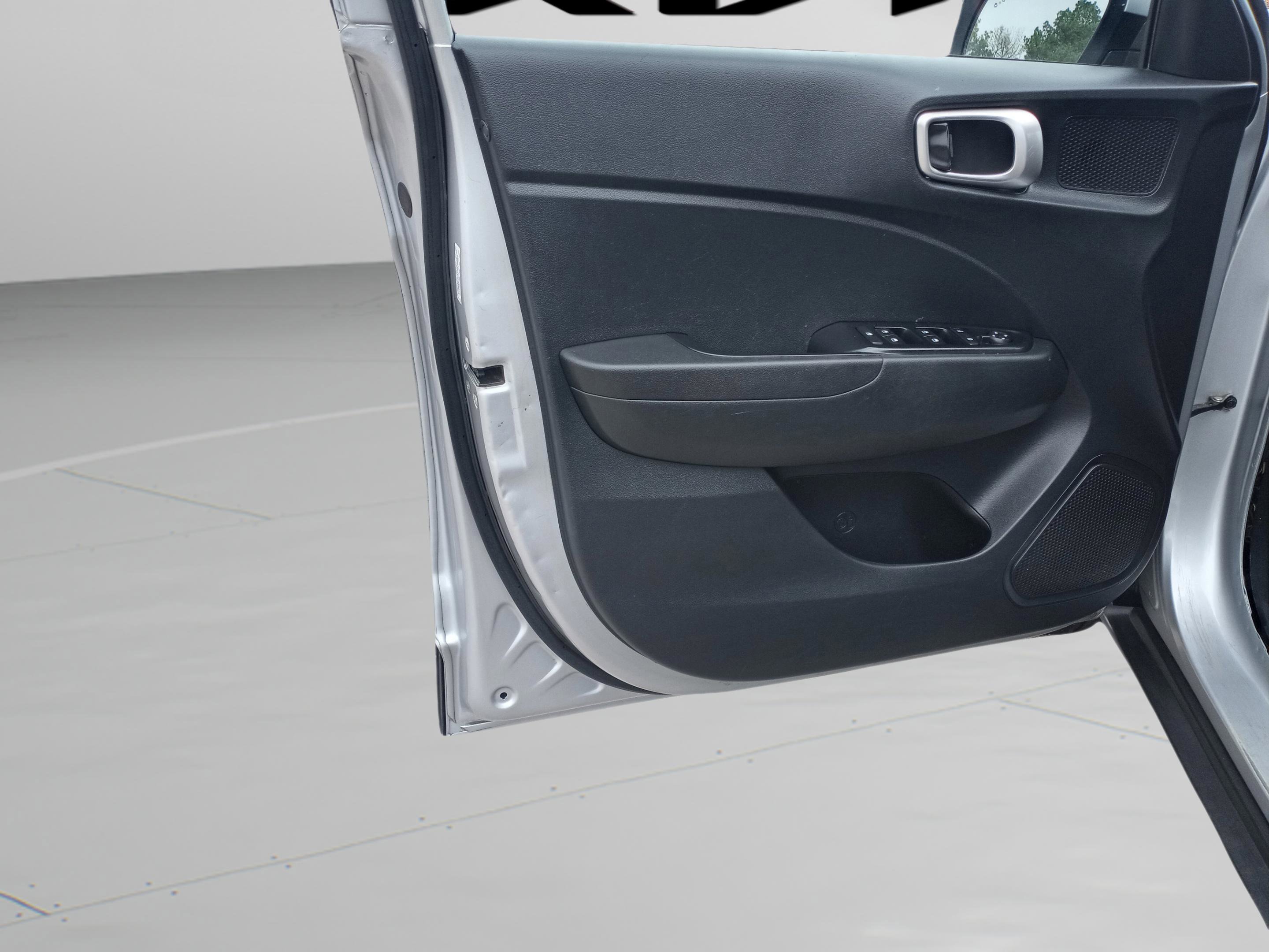 Used 2022 Hyundai Venue SEL w/ Cargo Package image 25