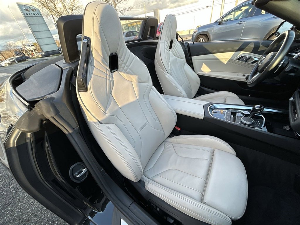 Used 2023 BMW Z4 M40i w/ Premium Package image 23