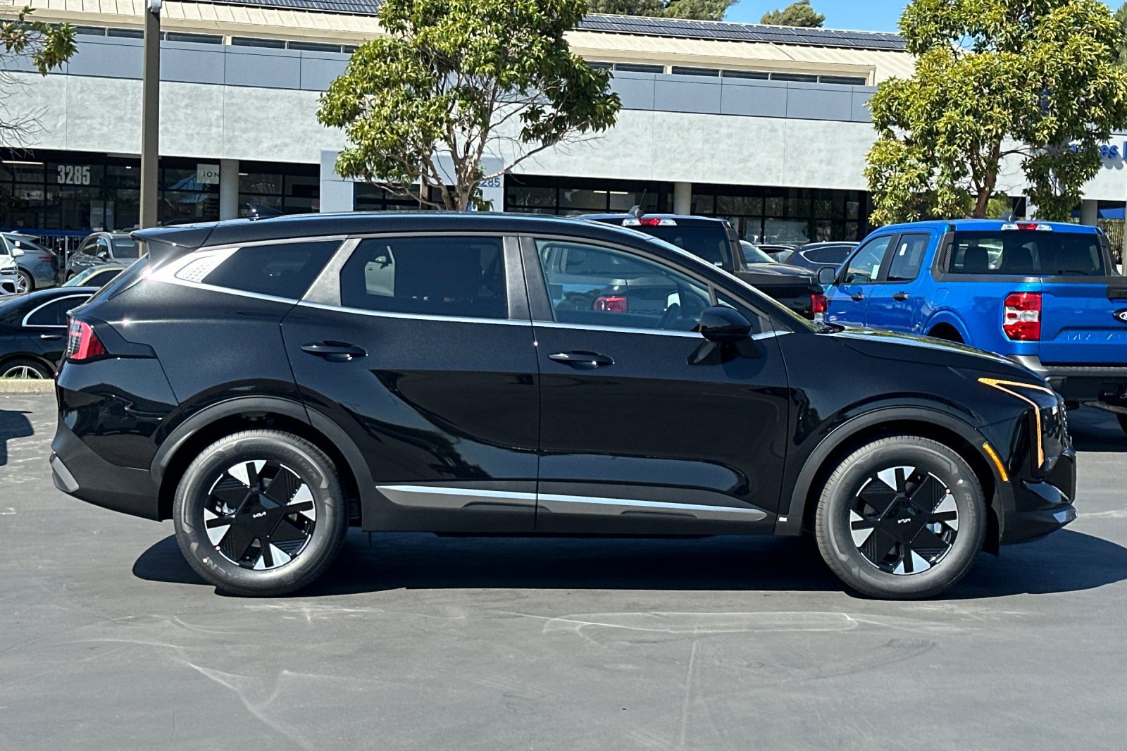 New 2027 Kia Sportage LX FWD image 3