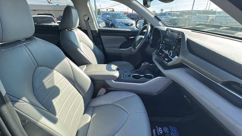 Used 2022 Toyota Highlander XLE AWD/4WD image 16