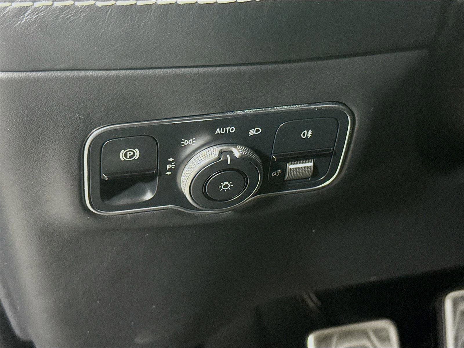 Used 2022 Aston Martin DBX image 3