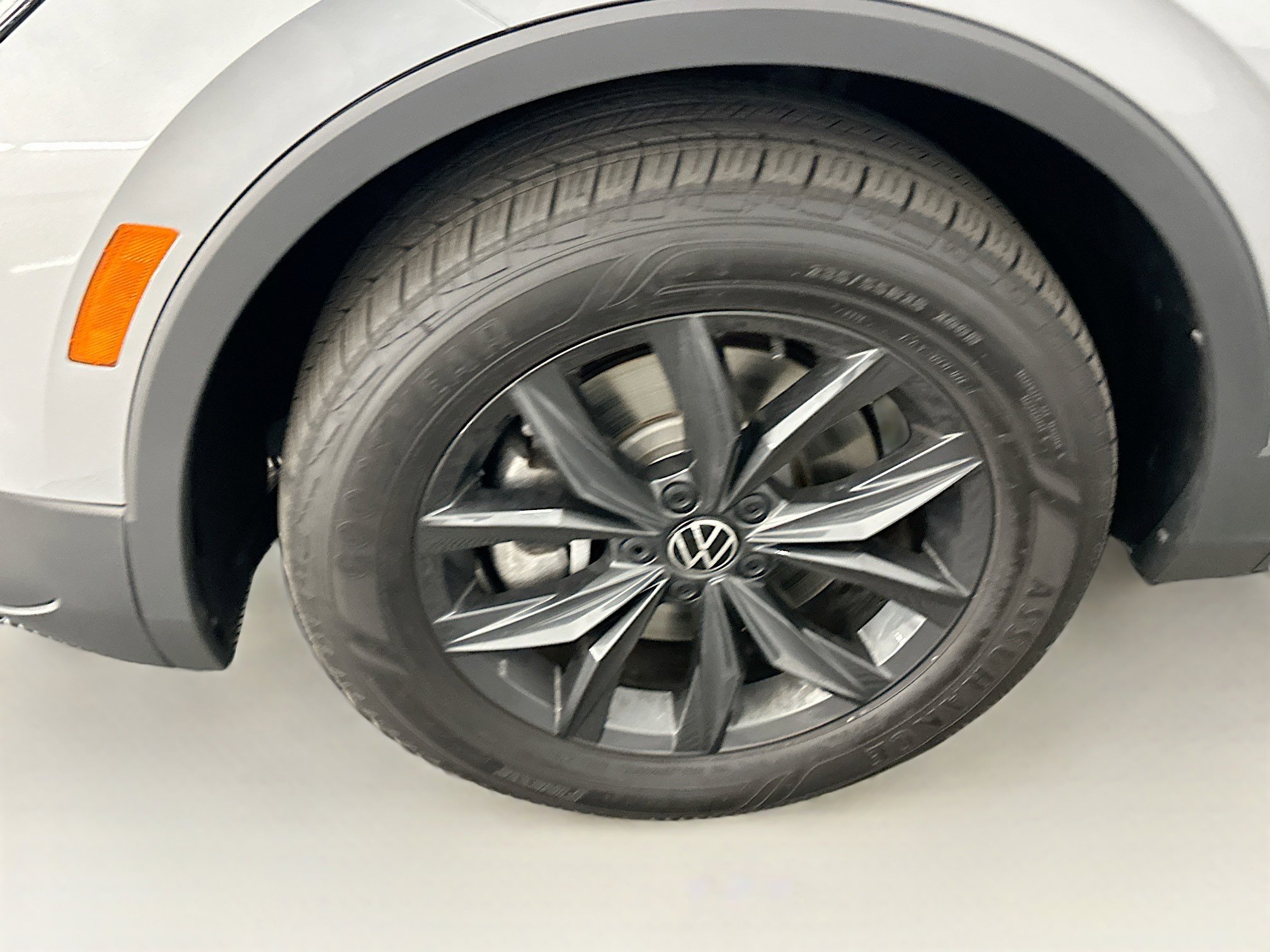 Used 2024 Volkswagen Tiguan SE w/ Panoramic Sunroof Package image 11