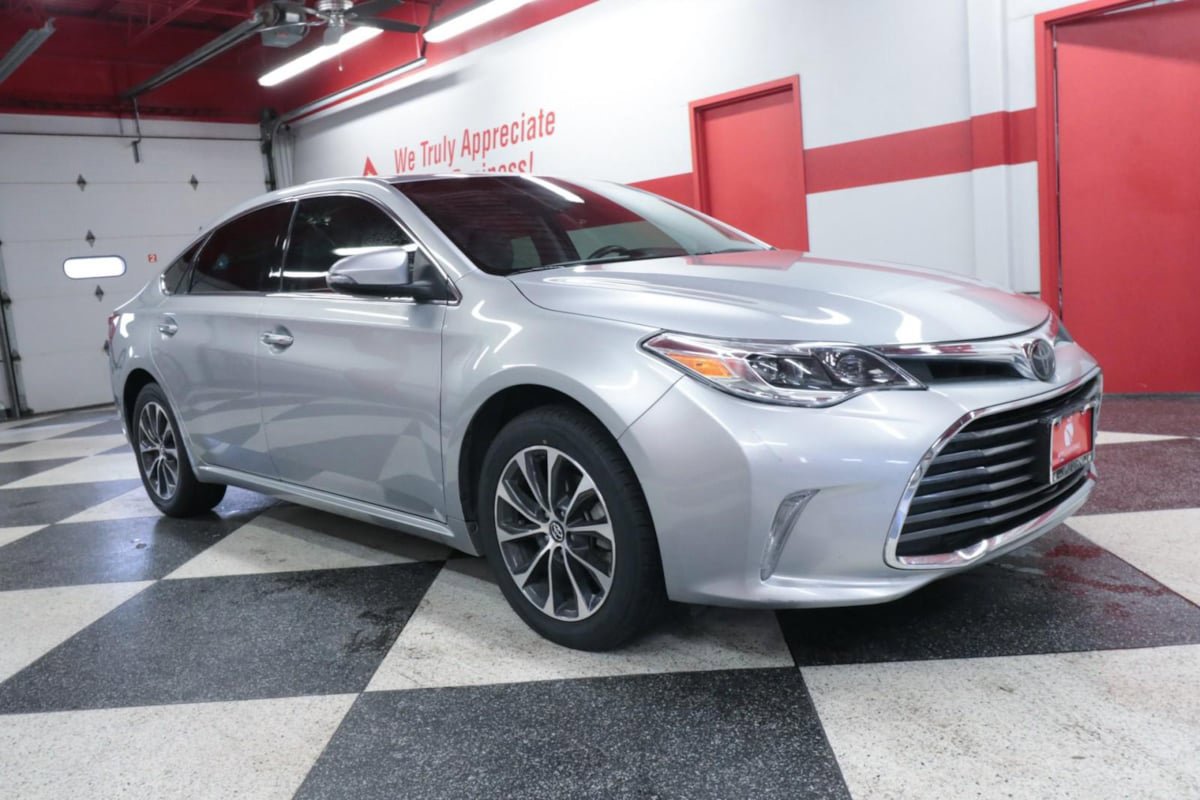 Used 2018 Toyota Avalon XLE Premium FWD image 2