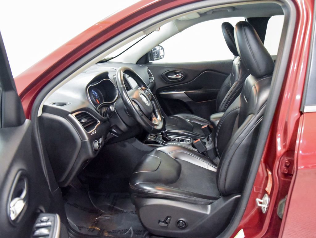 Used 2019 Jeep Cherokee Latitude Plus w/ Cold Weather Group FWD image 3