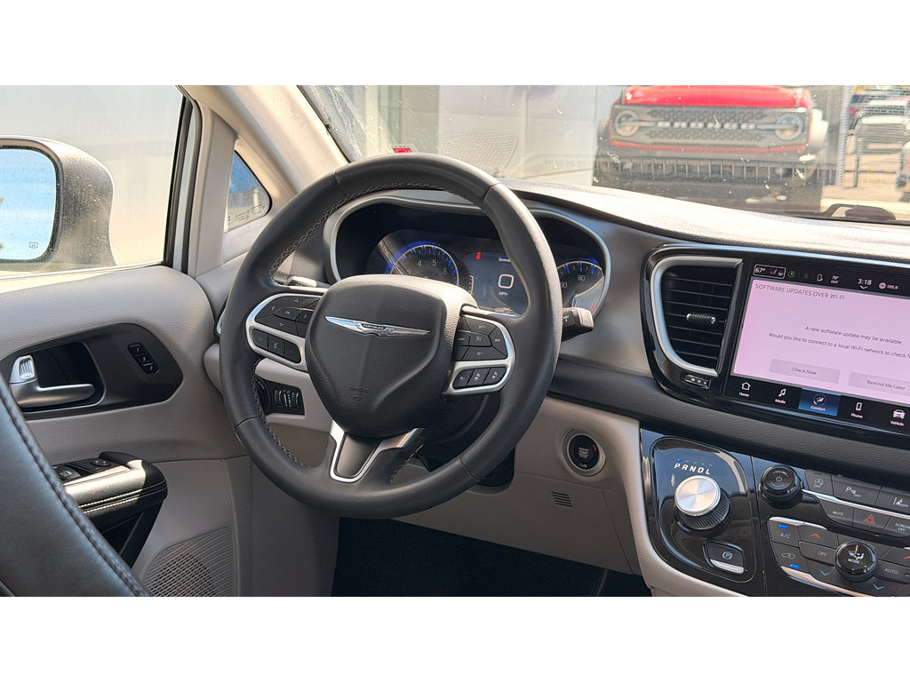 Used 2023 Chrysler Pacifica Touring-L FWD image 18