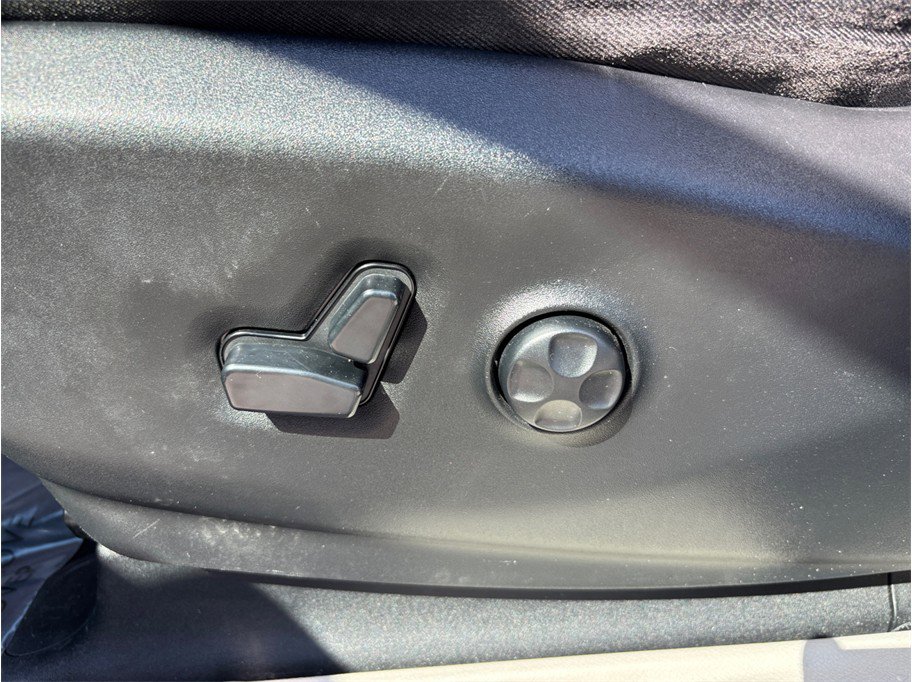 Used 2020 Chrysler Pacifica Touring-L FWD image 18