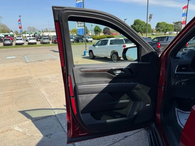 Used 2025 Chevrolet Tahoe Premier AWD/4WD image 13