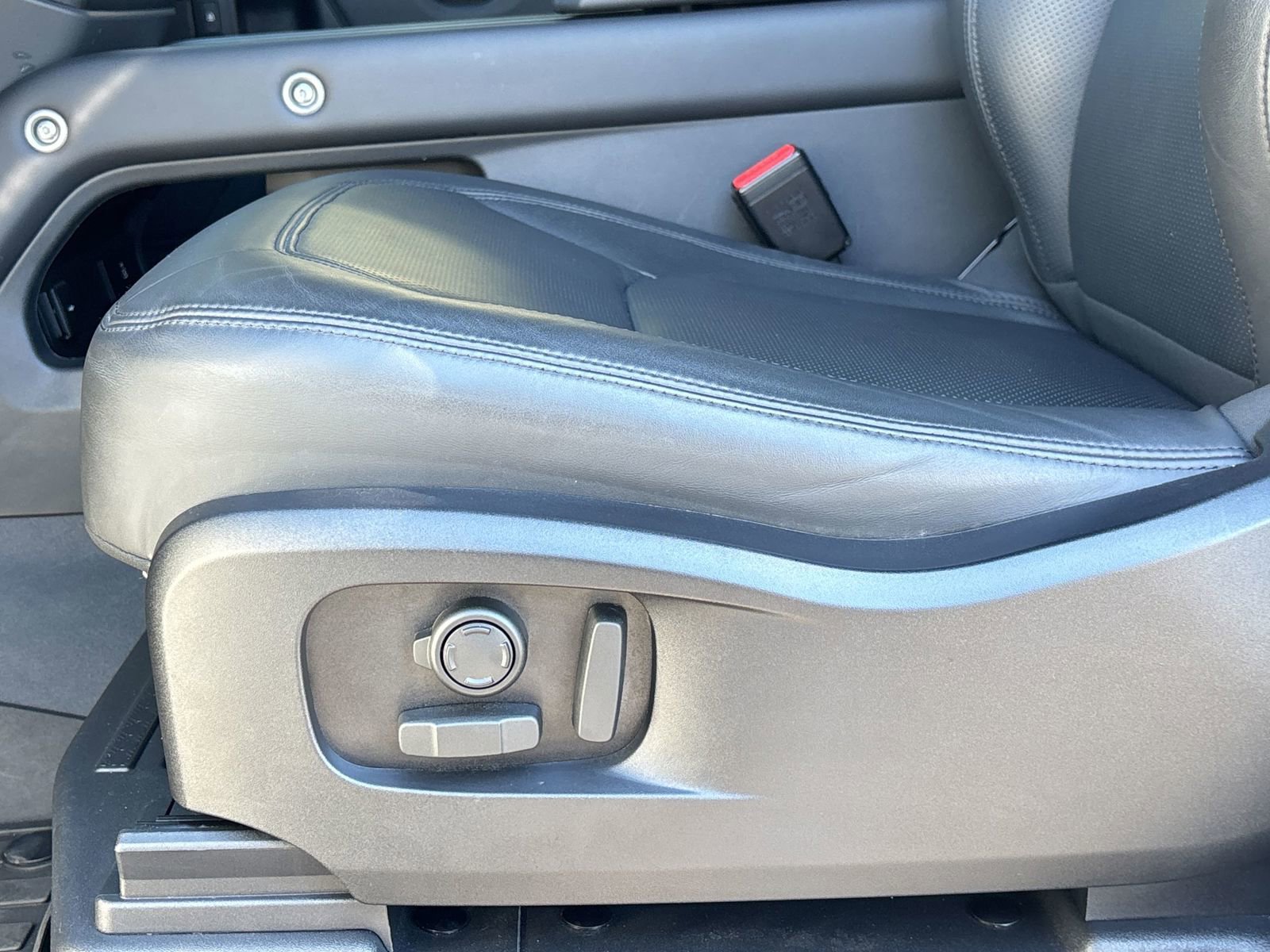 Used 2025 Land Rover Defender 90 S image 14