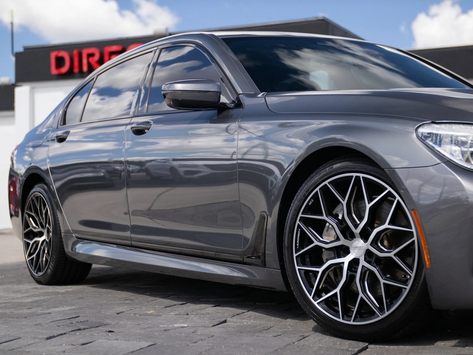 Used 2019 BMW 750i w/ M Sport Package RWD image 2