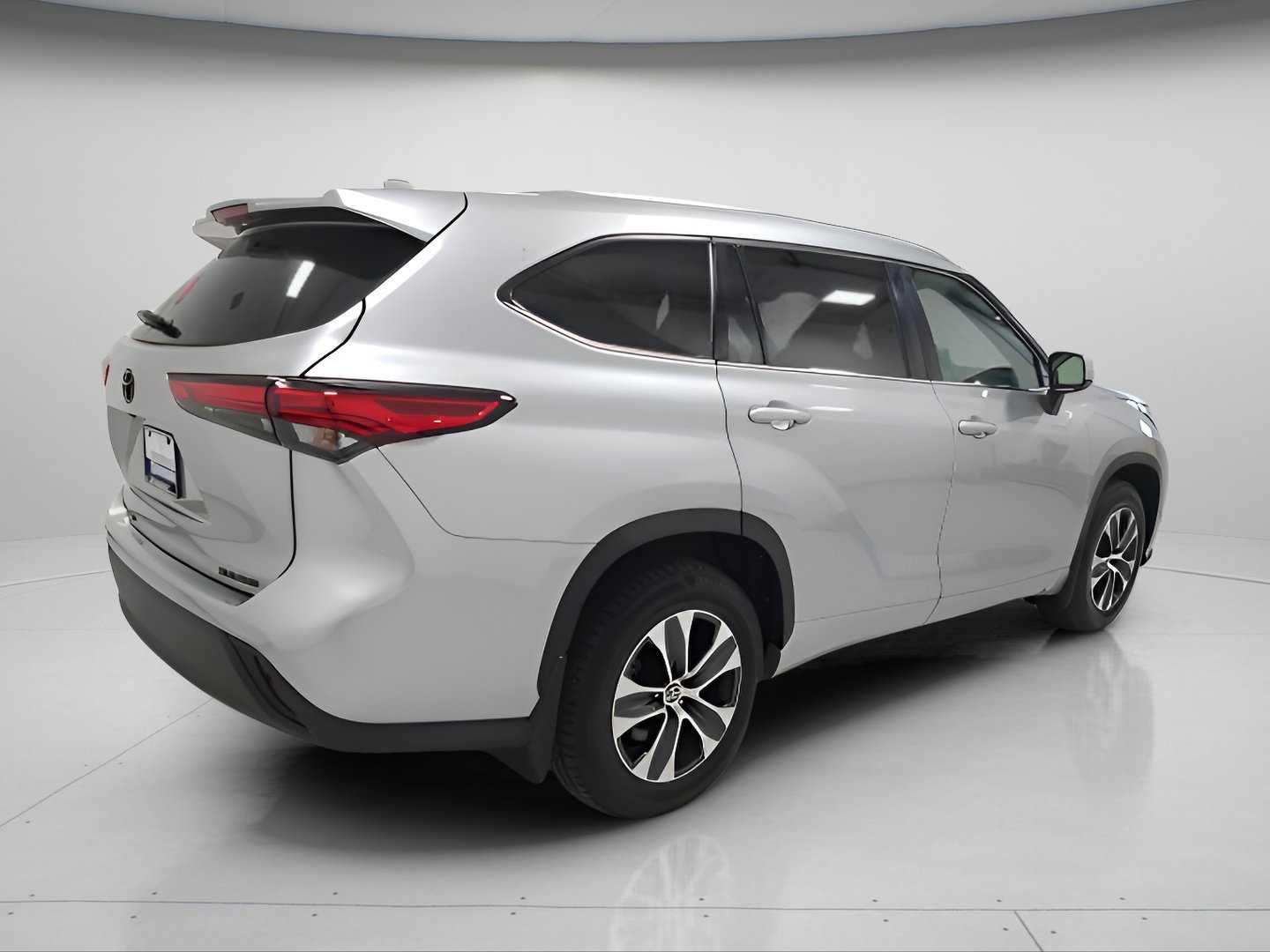 Used 2021 Toyota Highlander XLE AWD/4WD image 6