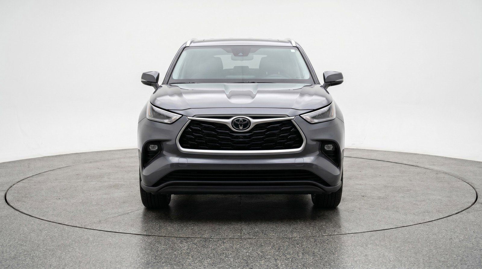 Used 2025 Toyota Highlander LE FWD image 2