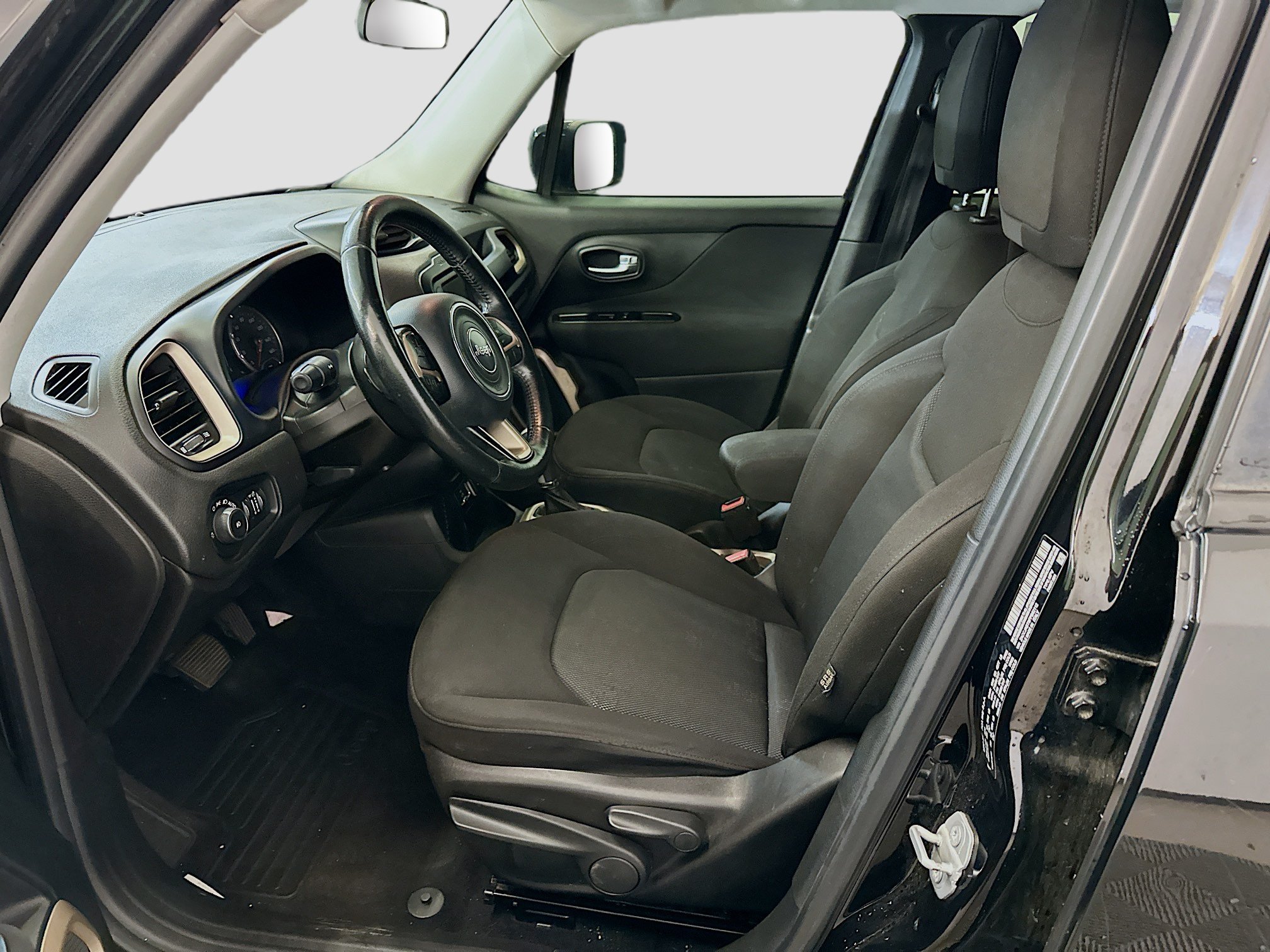 Used 2015 Jeep Renegade Latitude FWD image 13