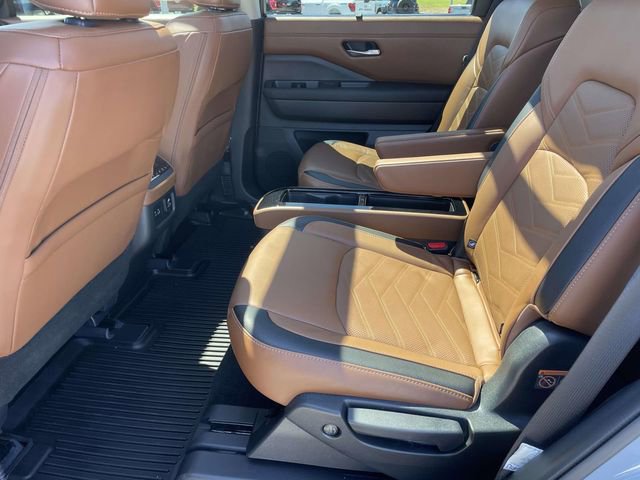 Used 2024 Nissan Pathfinder Platinum FWD image 11