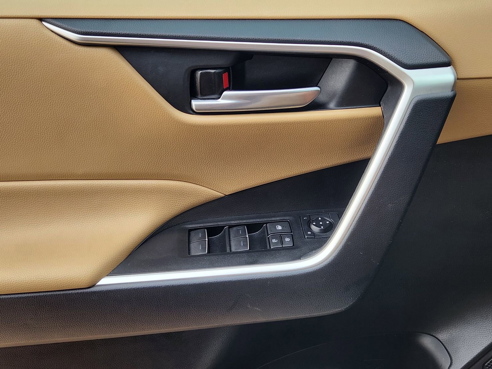 Used 2025 Toyota RAV4 XLE Premium FWD image 26