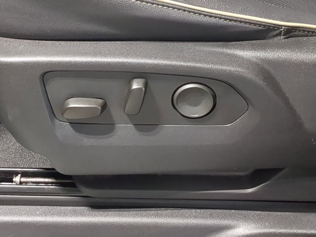 Used 2023 GMC Yukon XL SLT w/ SLT Premium Package image 17