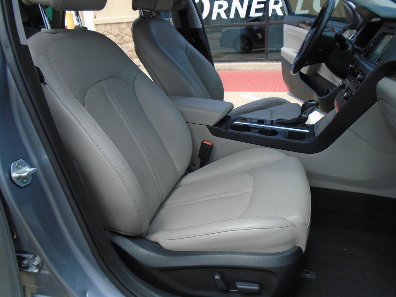 Used 2016 Hyundai Sonata Limited w/ Option Group 02 FWD image 12