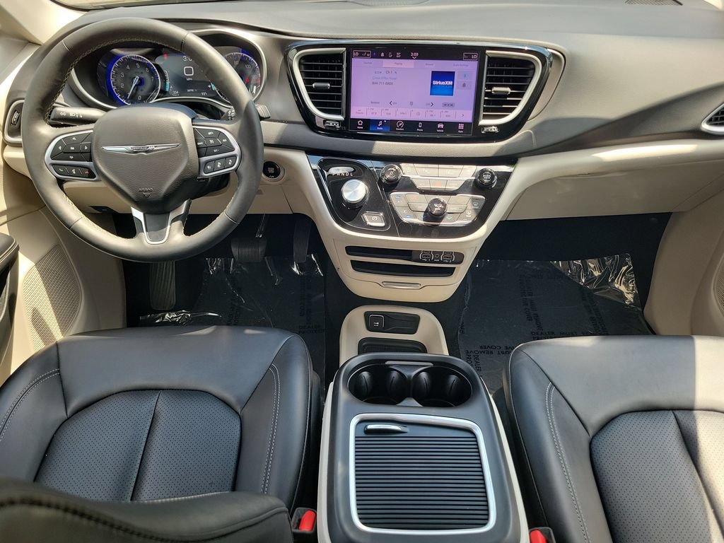Used 2024 Chrysler Pacifica Touring-L FWD image 12