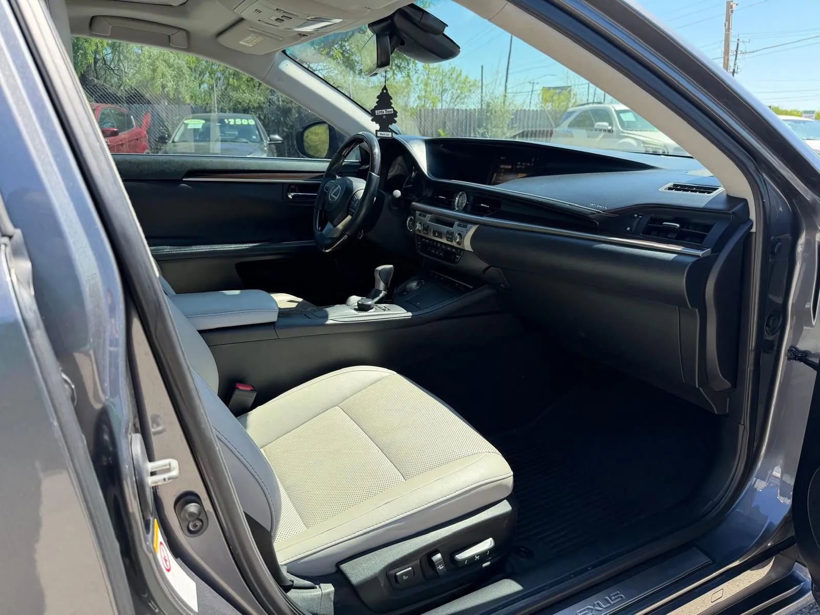Used 2016 Lexus ES 350 w/ Premium Package w/Wood Trim FWD image 10