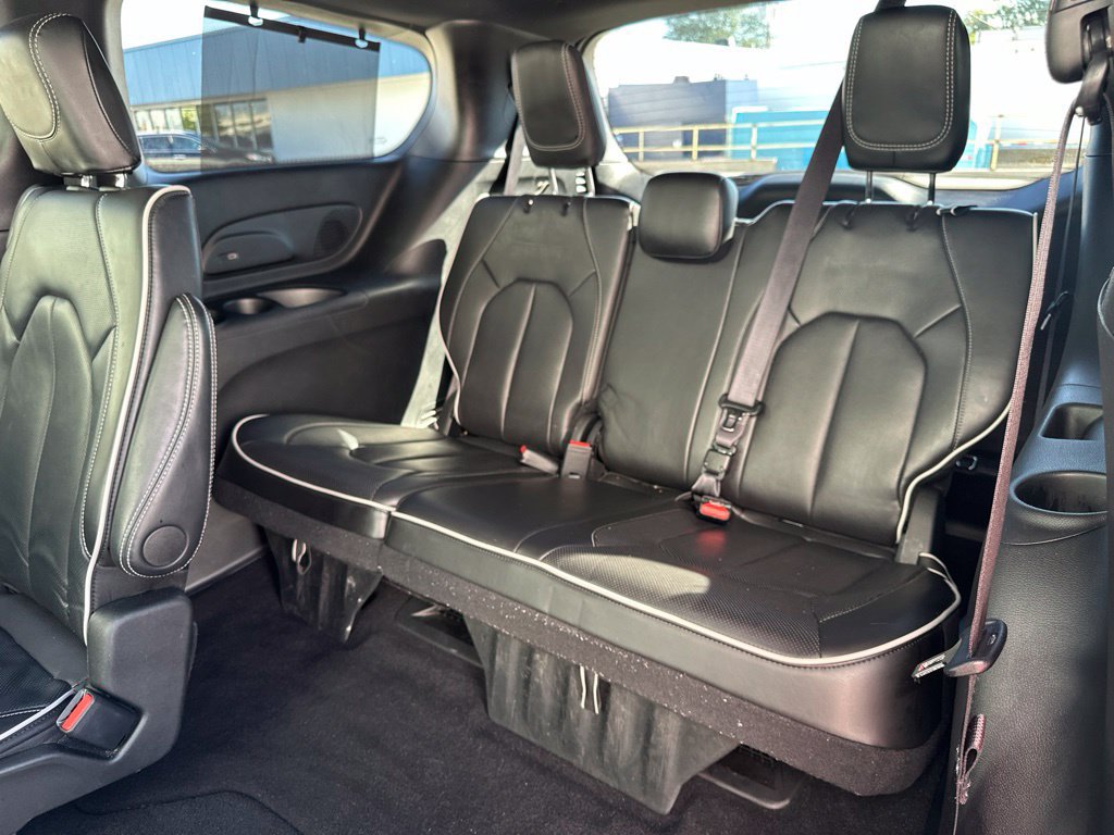 Used 2025 Chrysler Pacifica Limited FWD image 21