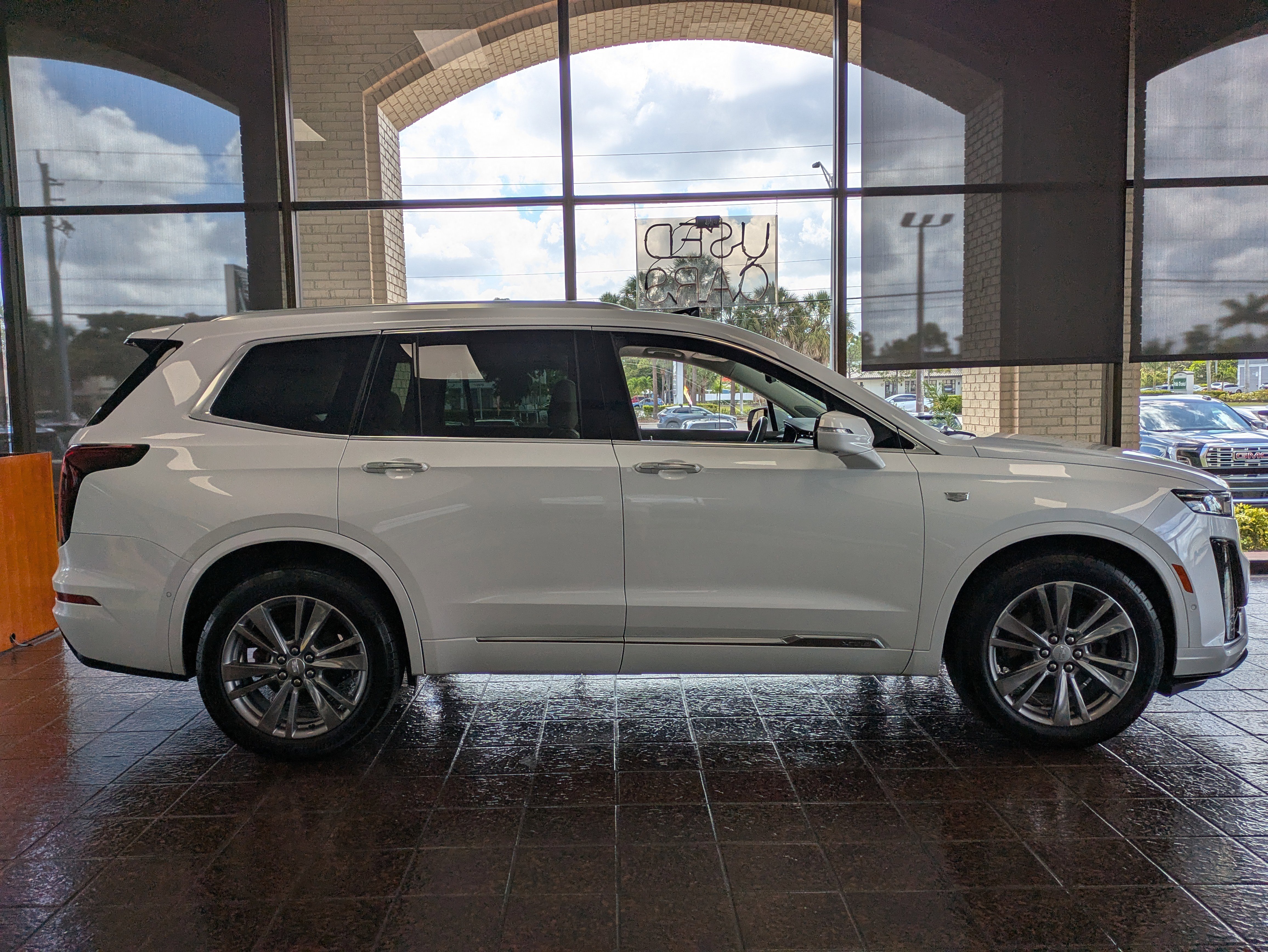 Certified 2023 Cadillac XT6 Premium Luxury w/ Technology Package AWD/4WD image 3