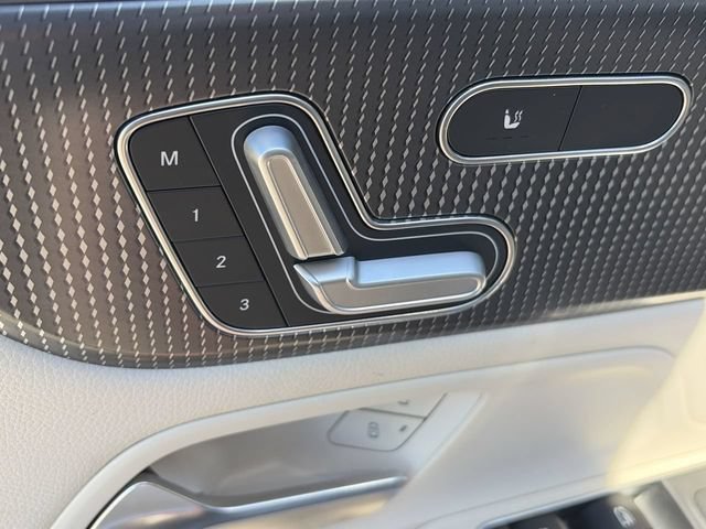 Used 2021 Mercedes-Benz GLB 250 4MATIC w/ Premium Package image 21