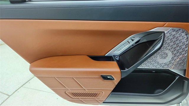 Used 2023 BMW i7 xDrive60 image 32