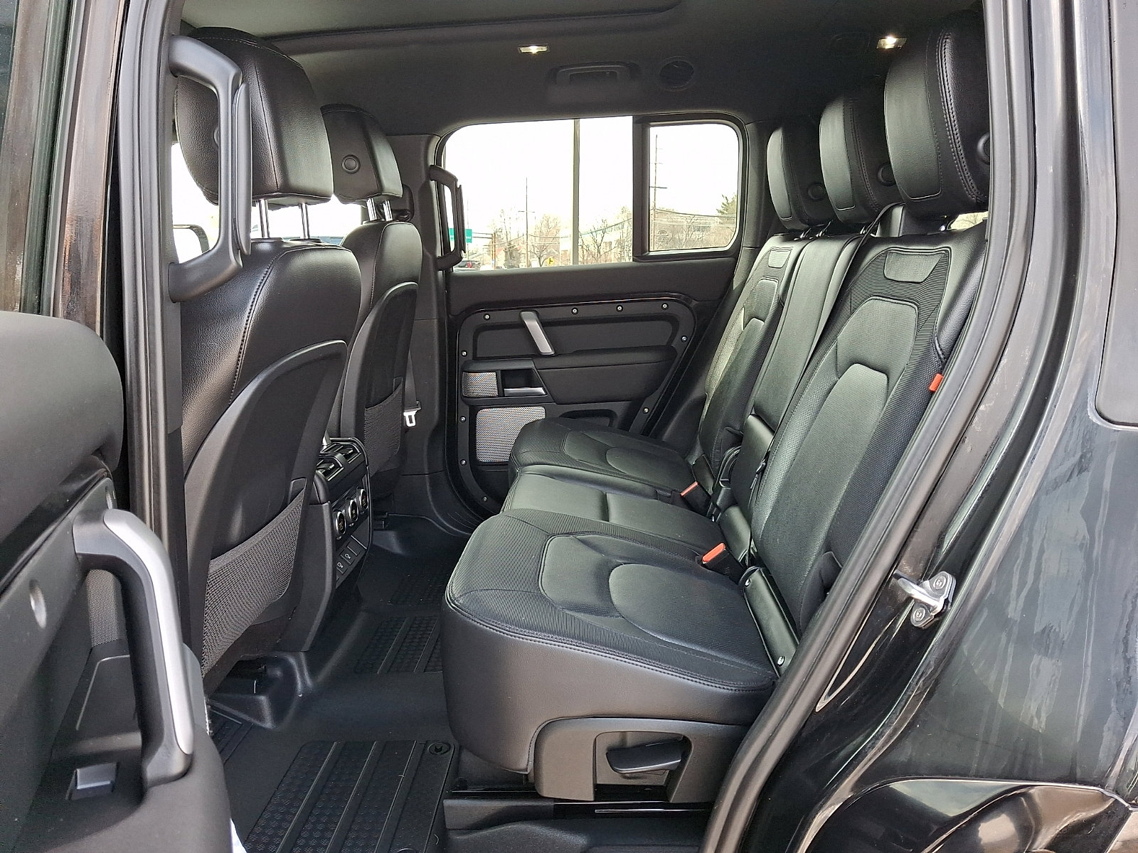 Used 2024 Land Rover Defender 130 X-Dynamic SE AWD/4WD image 10