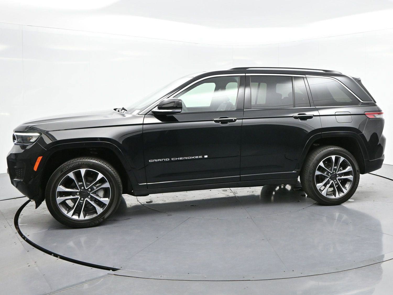 Used 2023 Jeep Grand Cherokee Overland w/ Luxury Tech Group IV AWD/4WD image 4
