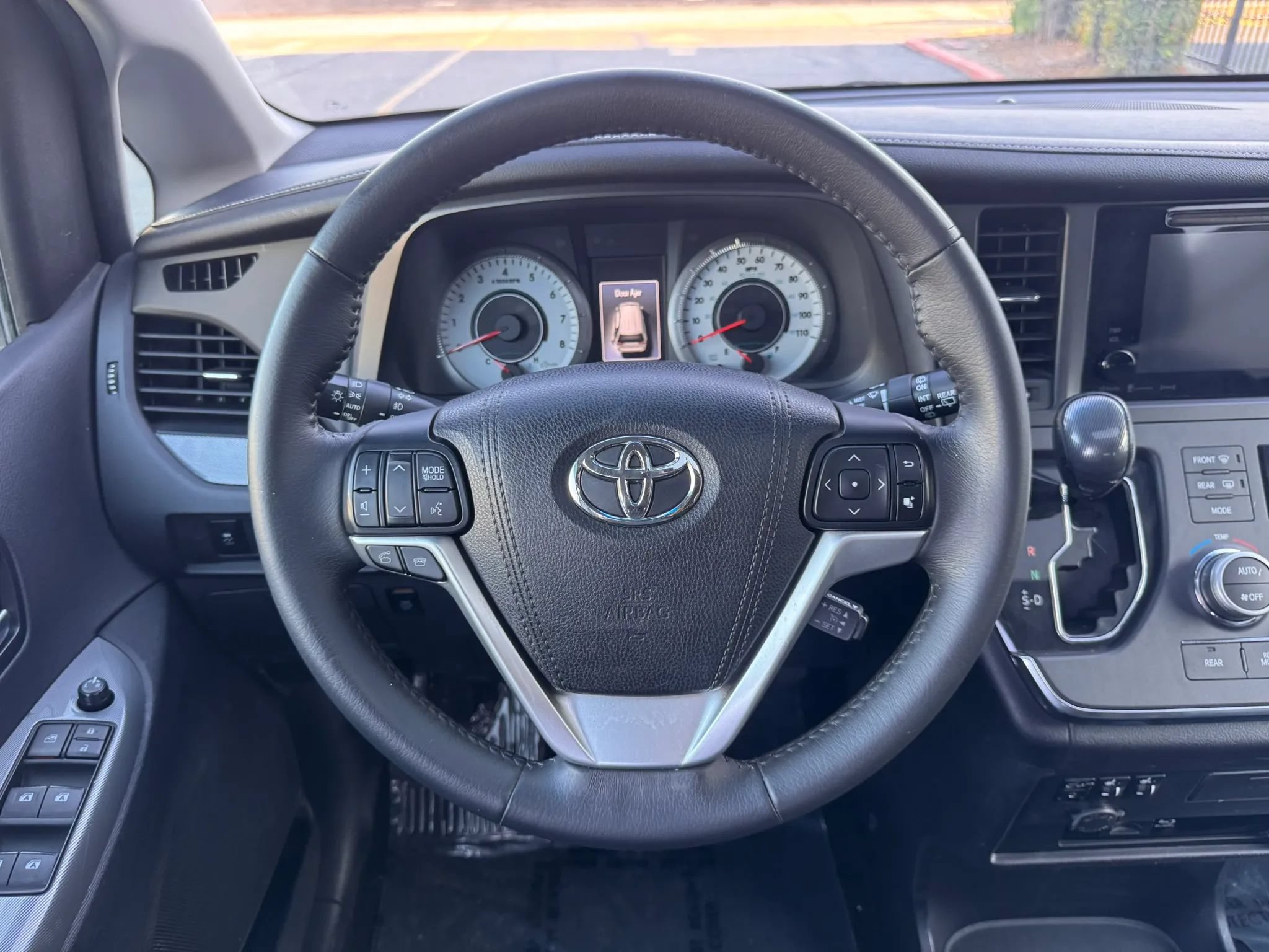 Used 2017 Toyota Sienna SE FWD image 23