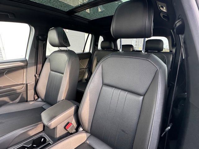 Certified 2022 Volkswagen Tiguan SE R-Line image 28