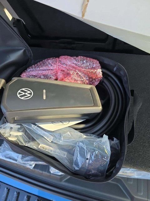 Used 2025 Volkswagen ID. Buzz 1st Edition image 13